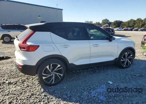 2021 Volvo Xc40 T5 R-Design z USA, uszkodzony, nr VIN YV4162UM4M2438054